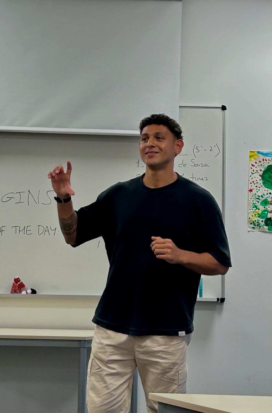 Ángel dando una charla frente a una pizarra
